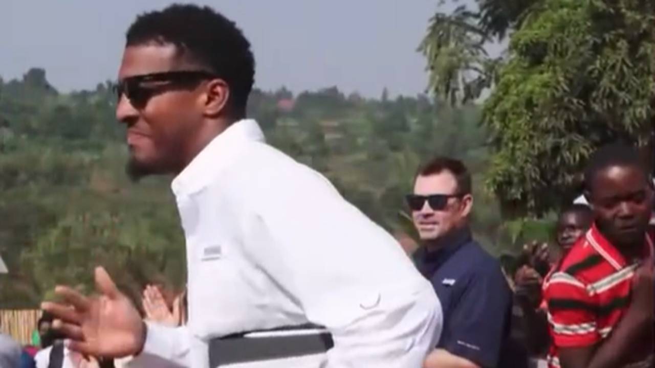 NFL-Star Jameis Winston tanzt in Ruanda