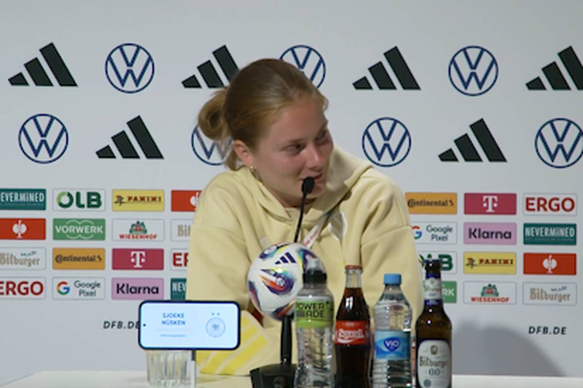 Eine Karriere im Medienbereich? Das ist vielleicht noch zu früh für Sjoeke Nüsken, dennoch weiß die Nationalspielerin um ihre Fähigkeiten. Die DFB-Pressesprecherin nimmt es jedenfalls mit Humor. 