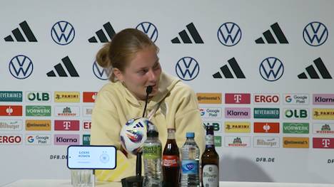 Eine Karriere im Medienbereich? Das ist vielleicht noch zu früh für Sjoeke Nüsken, dennoch weiß die Nationalspielerin um ihre Fähigkeiten. Die DFB-Pressesprecherin nimmt es jedenfalls mit Humor. 