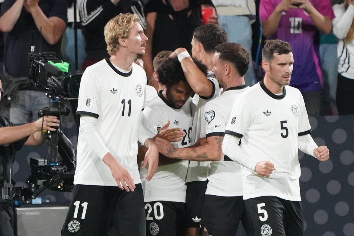 Nick Woltemade erwischt auch gegen Nordirland keinen guten Tag und bleibt blass. Das führt bei seiner Auswechslung zu Pfiffen von den Rängen in Köln. Die DFB-Kollegen des Stürmers haben dafür wenig Verständnis.