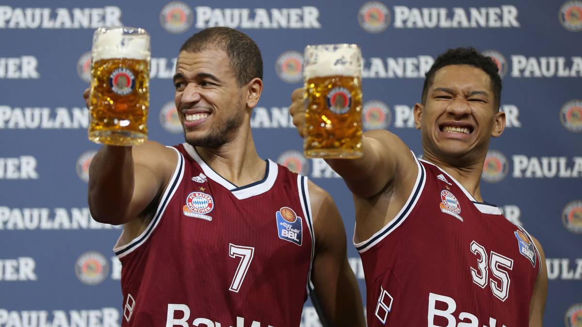 Die Basketballer King (links) und Jallow wollen so schnell nicht aufgeben
