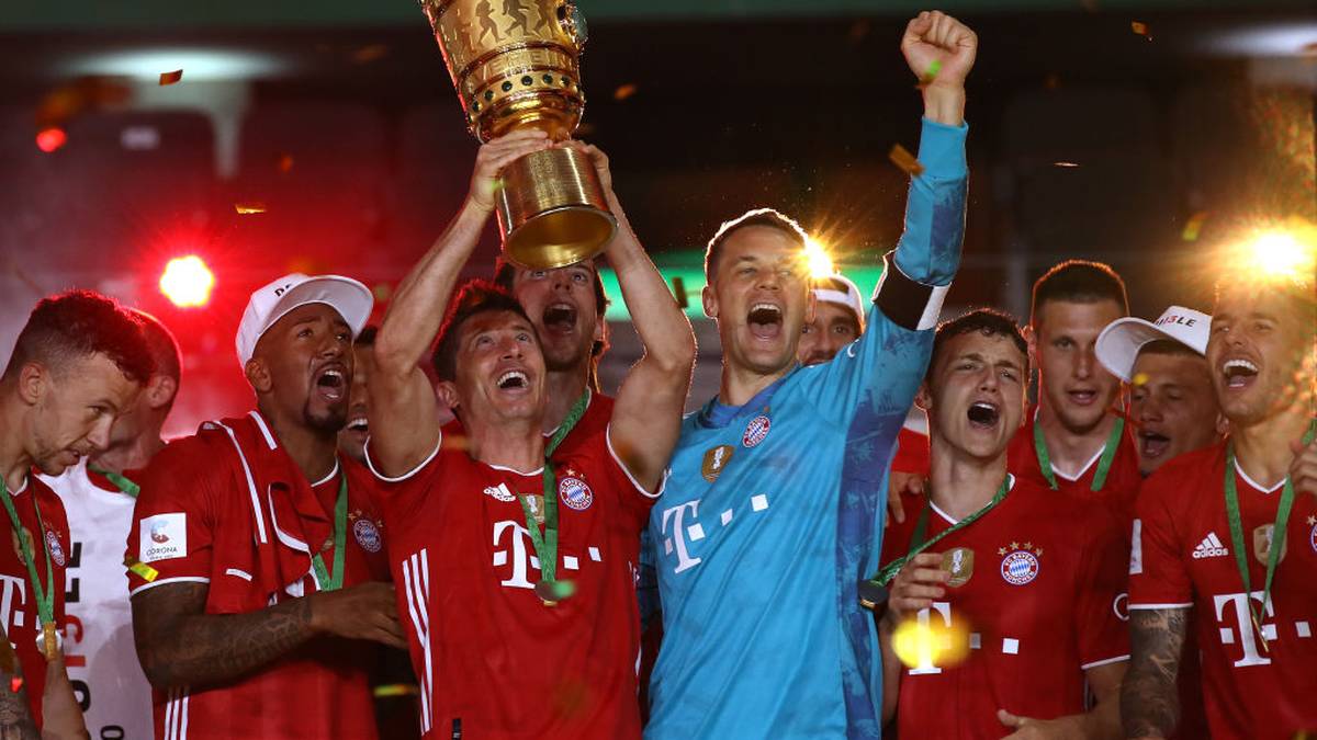 BERLIN, GERMANY - JULY 04:   Robert Lewandowski of FC Bayern Muenchen lifts the DFB Cup winners trophy in celebration after the DFB Cup final match between Bayer 04 Leverkusen and FC Bayern Muenchen at Olympiastadion on July 04, 2020 in Berlin, Germany. (Photo by Alexander Hassenstein/Getty Images)