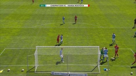 Der Chemnitzer FC steigt wegen des schlechteren Torverhältnisses gegenüber Zwickau aus der 3. Liga ab. Im letzten Spiel gegen Hansa Rostock sorgt besonders eine Szene für Aufregung.