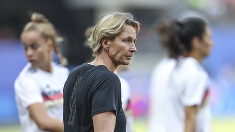 Frauen-WM: Bundestrainerin Voss-Tecklenburg wehrt sich gegen Kritik, Martina Voss-Tecklenburg steht nach dem WM-Aus der DFB-Frauen in der Kritik