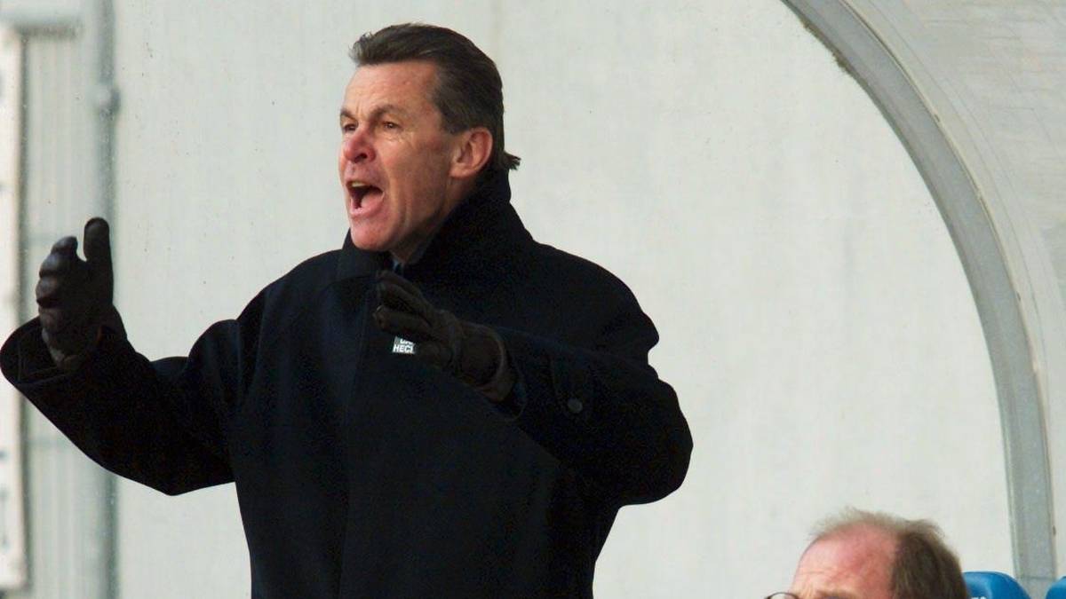 Bayern-Trainer Ottmar Hitzeld hat dagegen wenig zu lachen: "Für diese Aktion von Oli habe ich kein Verständnis, weil Sammy Kuffour und Paulo Sergio zum Kopfball gekommen wären." Die Münchner verlieren das Spiel, werden zwei Monate später aber Meister