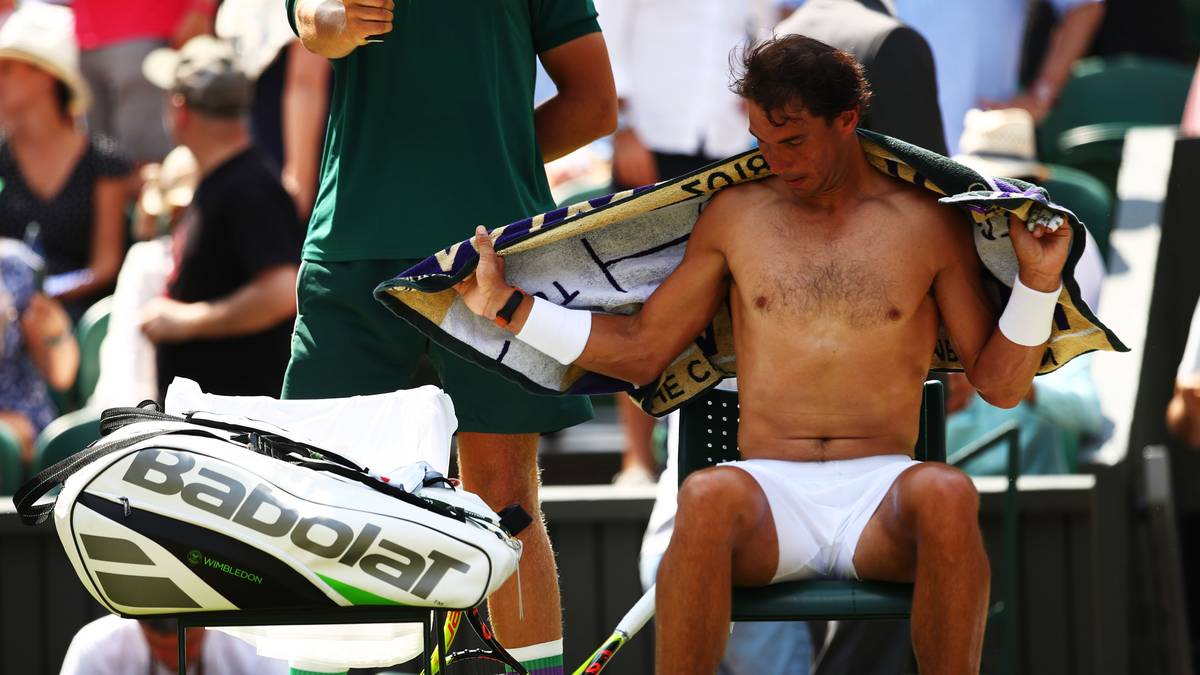 BANK: An der Bank angekommen, wird die Spieltasche auf den Stuhl und die Akkreditierung mit dem Bild nach oben hingelegt. Dazu müssen die zwei Trinkflaschen immer mit dem Etikett zum Spielfeld auf dem Boden stehen