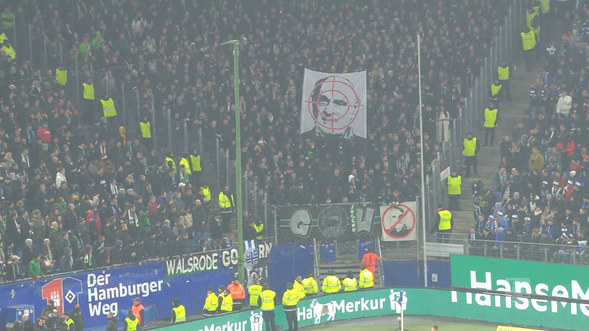 Die Ultras von Hannover 96 schockieren mit einem menschenverachtenden Banner gegen den eigenen Präsidenten Martin Kind. SPORT1 Experte Stefan Effenberg zeigt sich entsetzt.