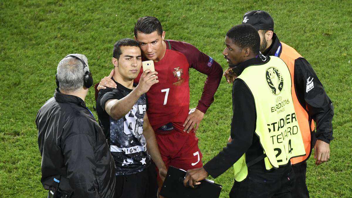 Sympathien eroberte er immerhin nach dem Österreich-Spiel, als er einem Fan gestattete, auf dem Feld ein Selfie zu machen - und das sogar gegen den Willen der Ordner