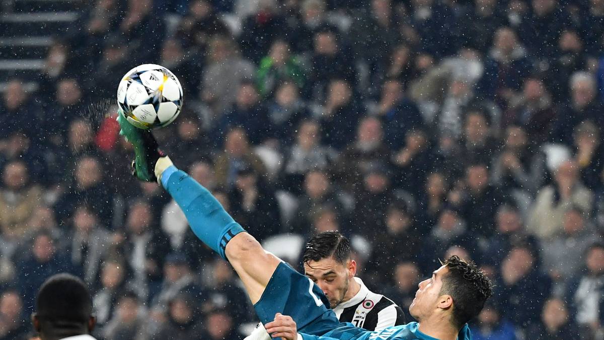 Der Portugiese erwischt den Ball perfekt im höchsten Punkt