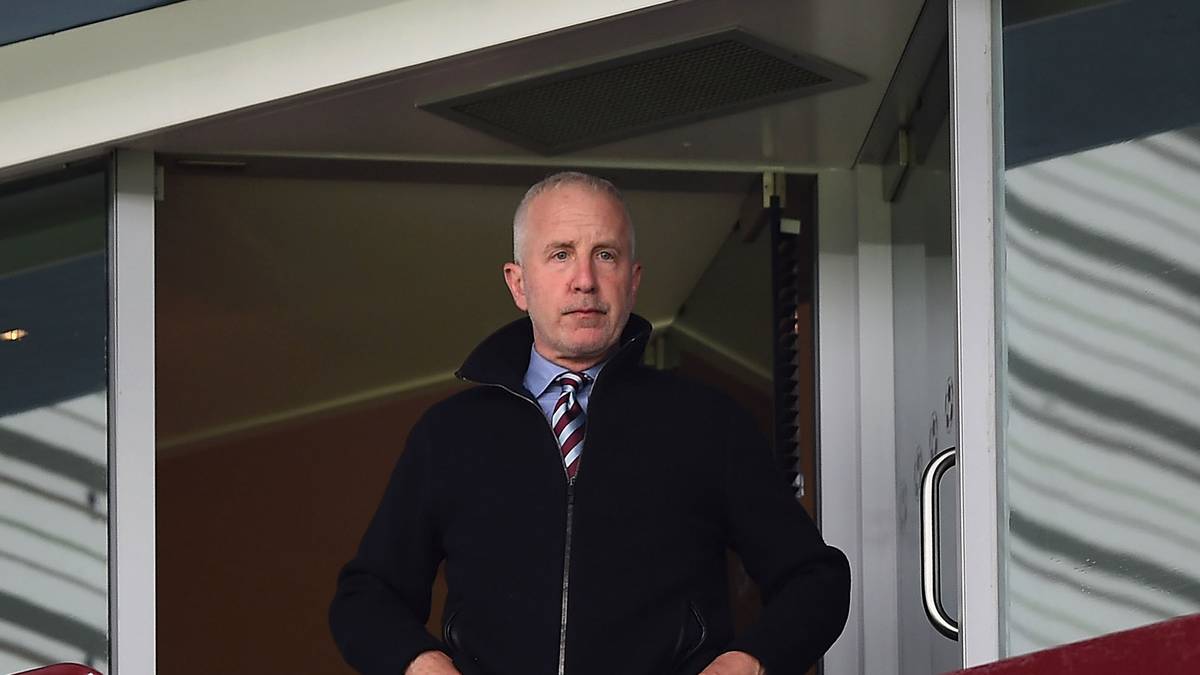 PLATZ 13: ASTON VILLA - SOLVENTER KÄUFER GESUCHT: 2012 übernahm der amerikanische Unternehmer Randy Lerner für rund 90 Millionen Euro den Traditionsklub aus Birmingham. Lerner gehörte damals auch der NFL-Klub Cleveland Brown, seinen Einstieg in den Soccer begründete er damit, dass er als Student in Cambridge eine Schwäche für den europäischen Fußball entwickelt hätte und schon damals Aston Villa toll gefunden habe. Doch die Wirtschaftskrise setzte Lerner zu, sein Privatvermögen schrumpfte auf geschätzte 900 Millionen Euro. Immer noch komfortabel, aber Lerner war eben kein Milliardär mehr. 2012 verkaufte er Cleveland, seit 2014 versucht er auch, Villa loszuwerden. Bisher ohne Erfolg. Wohl auch, weil er den Wert seiner Anteile auf rund 280 Millionen Euro taxiert hat