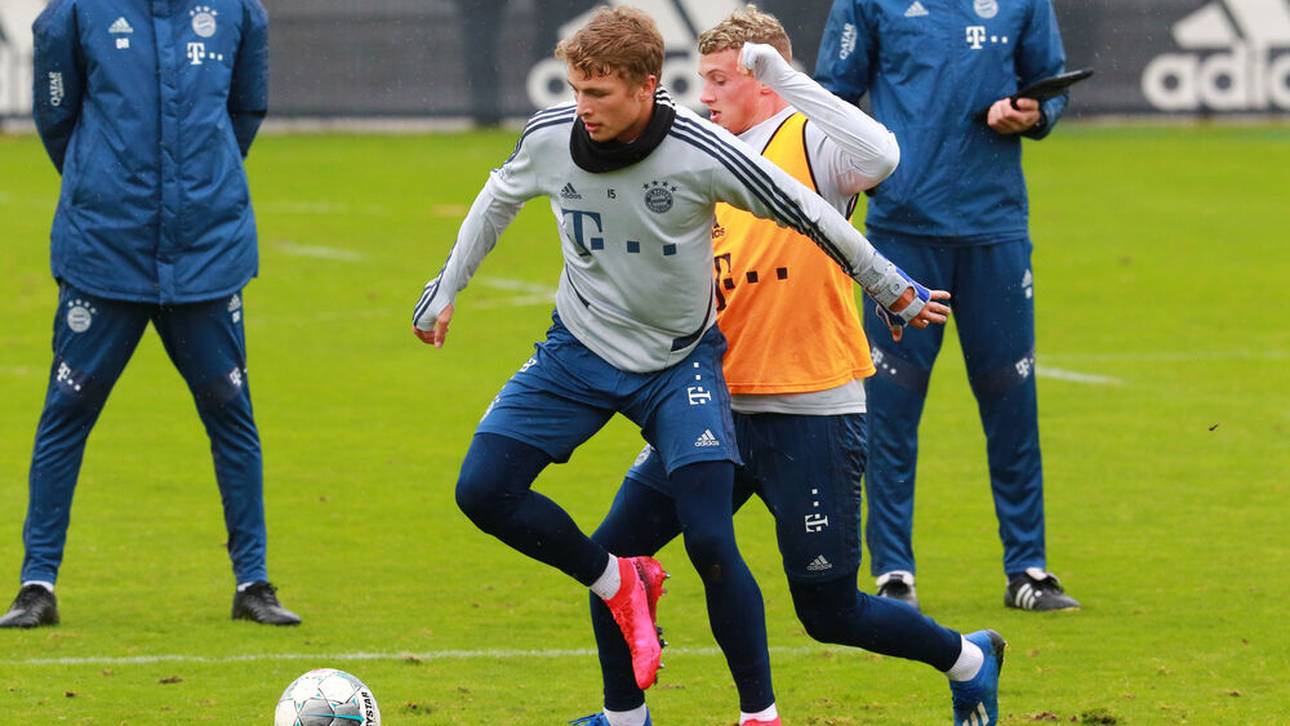 Fiete Arp (grau) und Michael Cuisance (orange) beim Training des FC Bayern