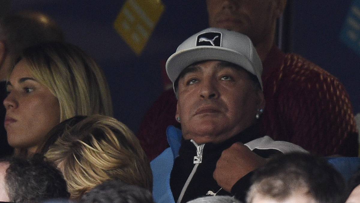 Doch das Geschehen auf dem Rasen vermiest dem 54-Jährigen schon bald die Laune