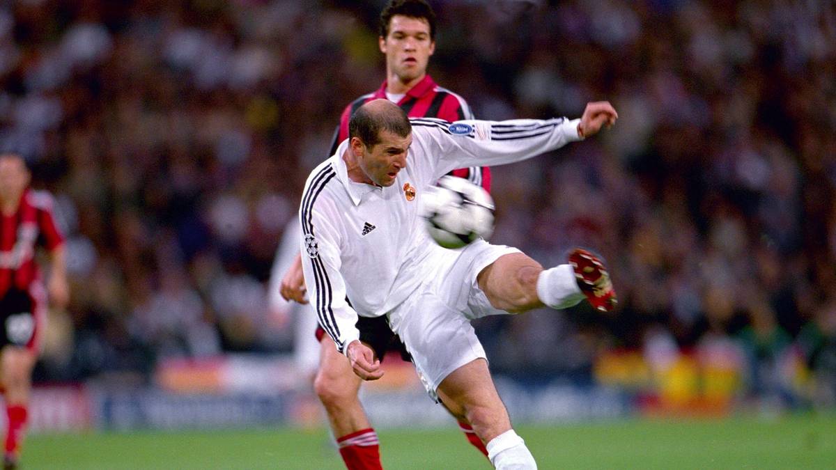 PLATZ 10 - ZINEDINE ZIDANE: Mit einem absoluten Traumvolley zum 2:1 schockt Zidane Bayer Leverkusen im Champions-League-Finale 2002. Eine hohe Flanke von der linken Seite nimmt Zidane mustergültig mit seinem linken Fuß und zimmert den Ball am chancenlosen Hans-Jörg Butt im Kasten von Bayer vorbei ins linke Kreuzeck. Der Treffer ist für viele das beste CL-Tor aller Zeiten