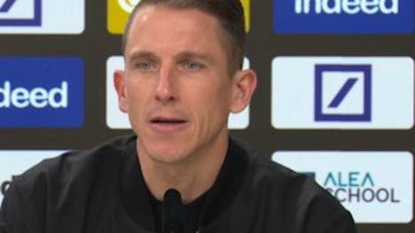 Ein umstrittener Elfmeter in der Nachspielzeit für Frankfurt sorgte beim Duell zwischen der SGE und Wolfsburg für Wirbel. VfL-Interimstrainer Daniel Bauer ist mit der Entscheidung des VAR unzufrieden.