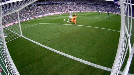 Der FC Bayern hat für eine ungewöhnlich hohe Ablösesumme Jonas Urbig verpflichtet. Ist das Torwart-Talent gut genug, um auf lange Sicht als Nachfolger von Manuel Neuer aufgebaut zu werden?