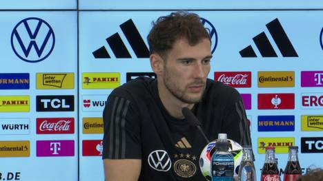 Leon Goretzka spricht über Joshua Kimmichs aktuelle Situation und betont welche Qualitäten er als Rechtsverteidiger hat.