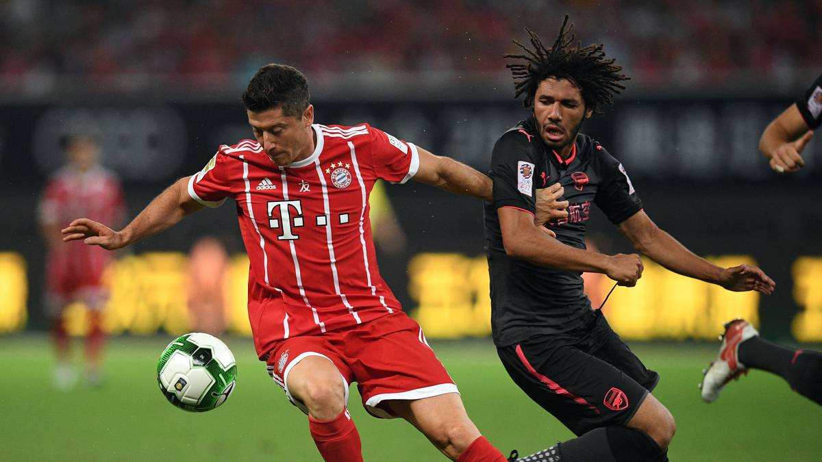 In Heimspielen läuft der FC Bayern 2017/18 in klassischem Rot-Weiß auf. Breite weiße Längsstreifen ziehen sich über das rot gehaltene Trikot, auch Hosen und Stutzen sind rot