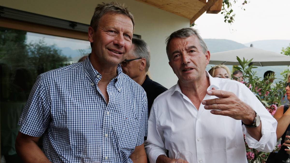 DFB-Präsident Wolfgang Niersbach (r.) lässt es sich nicht nehmen, die WM-Helden mit einer kleinen Rede zu begrüßen: "Es ist eine Herzensangelegenheit, diese Mannschaft wieder zusammenzubringen. Es ist einfach wunderbar, diese Gemeinschaft noch mal so zu erleben"