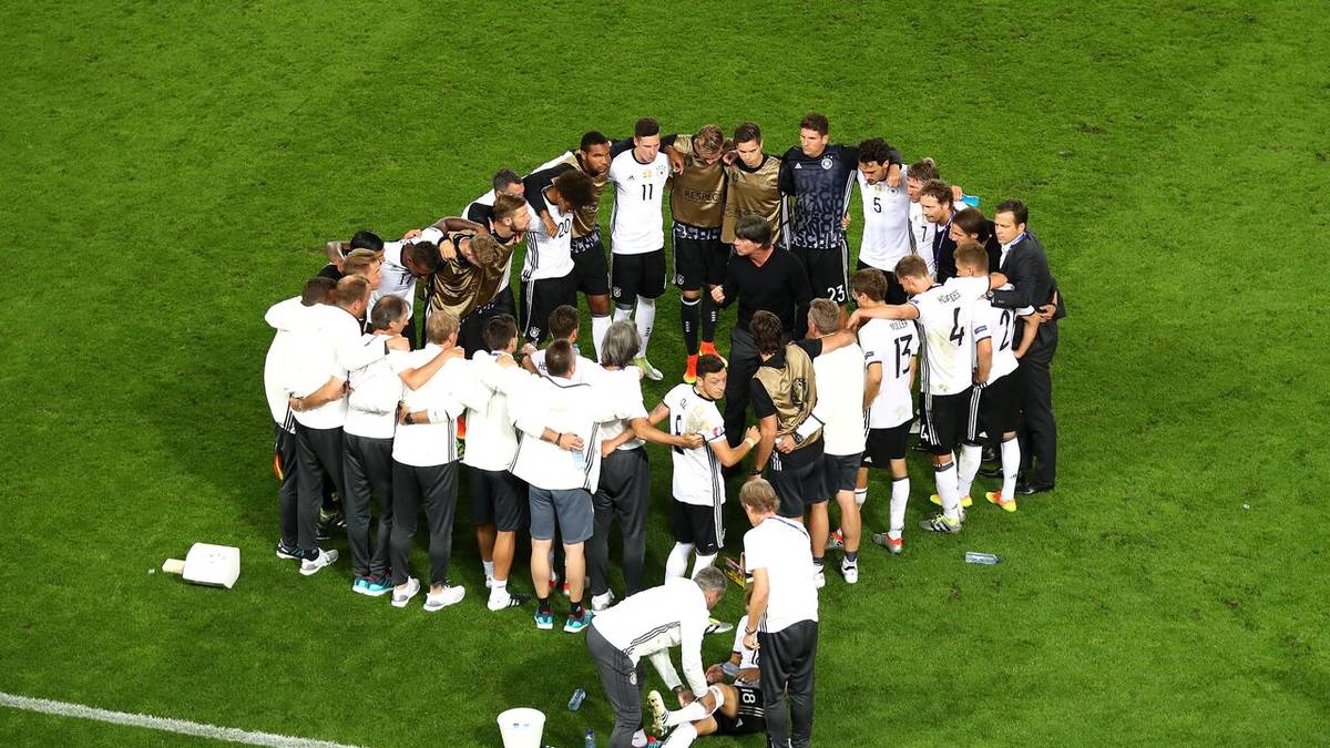 Nachdem in der Verlängerung keine weiteren Treffer fallen, muss das Elfmeterschießen über den Einzug ins Halbfinale entscheiden. Bundestrainer Löw schwört sein Team noch mal ein