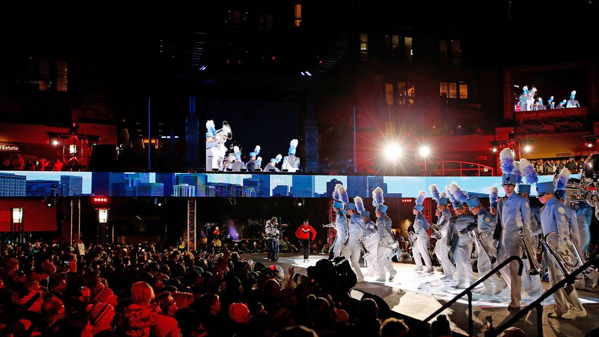 Kurz vor Schluss der einstündigen Veranstaltung kommt es noch zu einer  kleinen Panne, als die Weiterreichung des Feuers über Fackeln nicht gelingen will. Slalom-Olympiasiegerin Mikaela Shiffrin handelt gedankenschnell nimmt der Ex-Rennläuferin Cindy Nelson einfach die gesamte Fackel ab