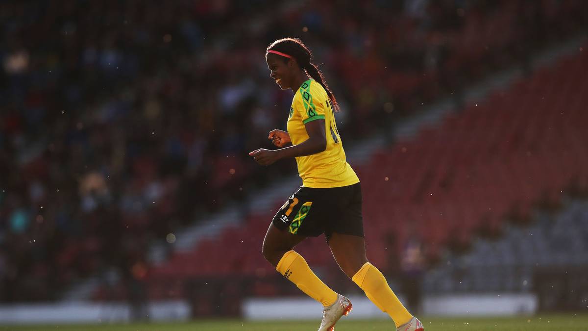 KHADIJA SHAW (22/Jamaika): Sie ist das Gesicht der "Reggae Girlz": Beim WM-Debüt der jamaikanischen Fußballerinnen ruhen die Hoffnungen auf der torhungrigen Kapitänin. Nach 22 Länderspielen steht "Bunny" bei 31 Treffern. So hat die Absolventin der University of Tennessee längst weltweit Begehrlichkeiten geweckt - auch von Sponsoren