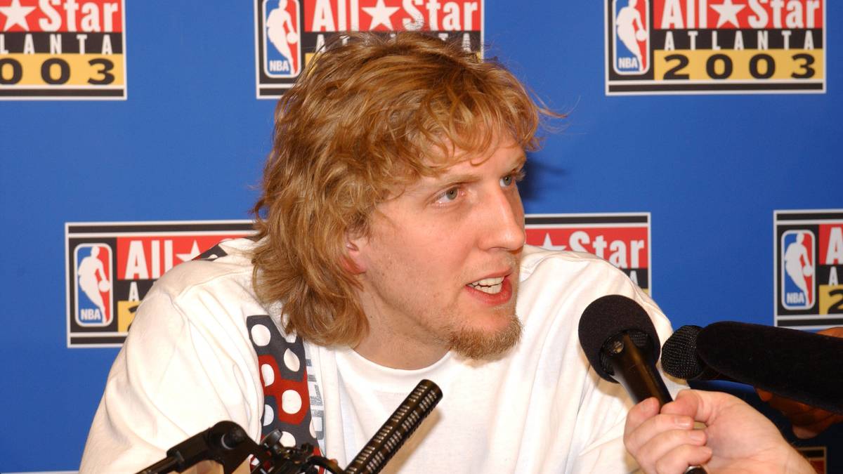 Ein Jahr später trifft sich die Liga-Elite in Atlanta. Nowitzki (r.) kommt in 16 Minuten auf neun Punkte, einen Rebound und einen Assist. Sein zukünftiger Meister-Kollege Jason Kidd  für den Osten dabei. Der Westen gewinnt 155:145