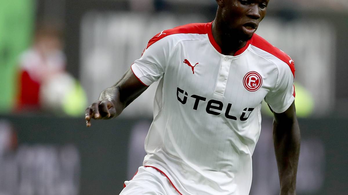 IHLAS BEBOU (Hannover 96): Aufsteiger Hannover verpflichtet für vier Millionen Euro Ihlas Bebou vom Zweitligisten Fortuna Düsseldorf. Der Flügelspieler kommt mit dem Rückenwind von zwei Toren in der Zweiten Liga und wird mit einem Vertrag bis 2021 ausgestattet