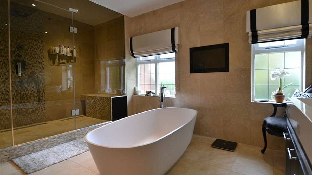 Obwohl Sanchez mit seinen 1,69 Metern Körpergröße wahrlich kein Riese ist, hat das Haus im Luxus-Bad Dusche und Badewanne in Übergröße