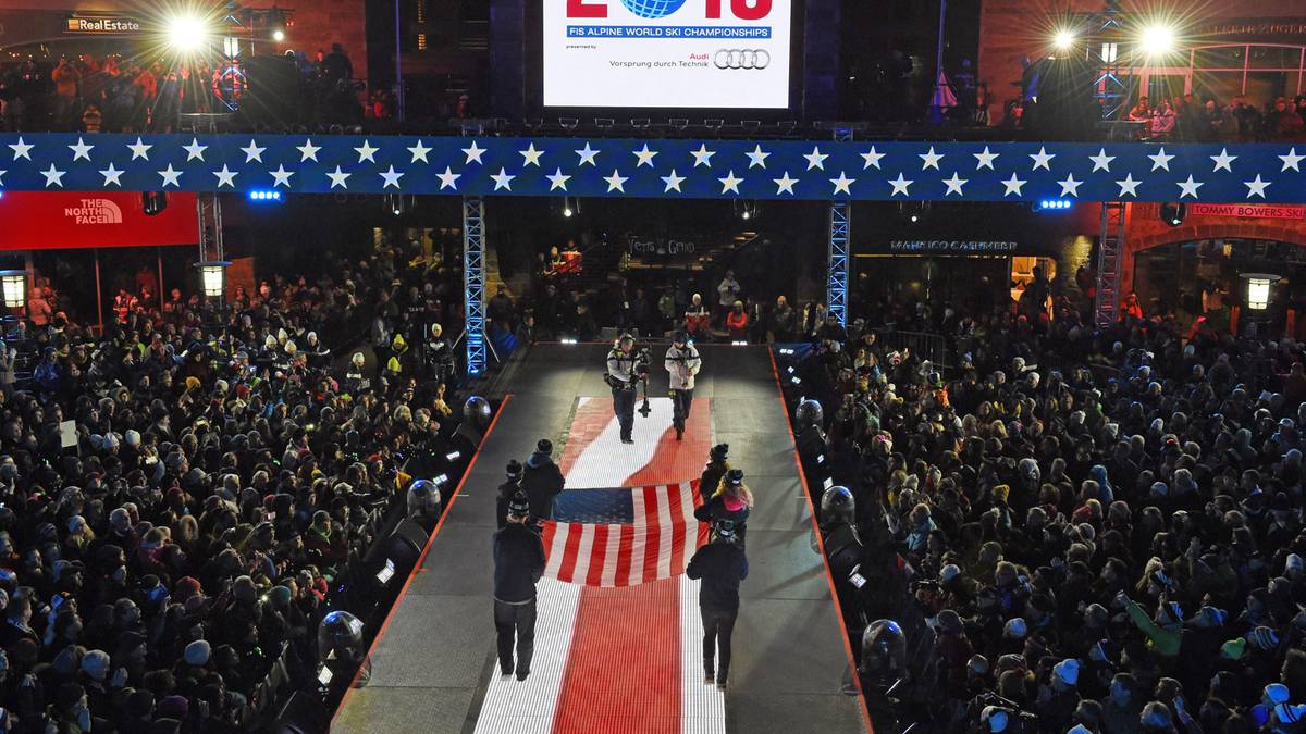 Die Flagge der gastgebenden USA wird über einen Laufsteg auf die Bühne getragen. Vail/Beaver Creek war bereits 1989 und 1999 Schauplatz einer Ski-WM