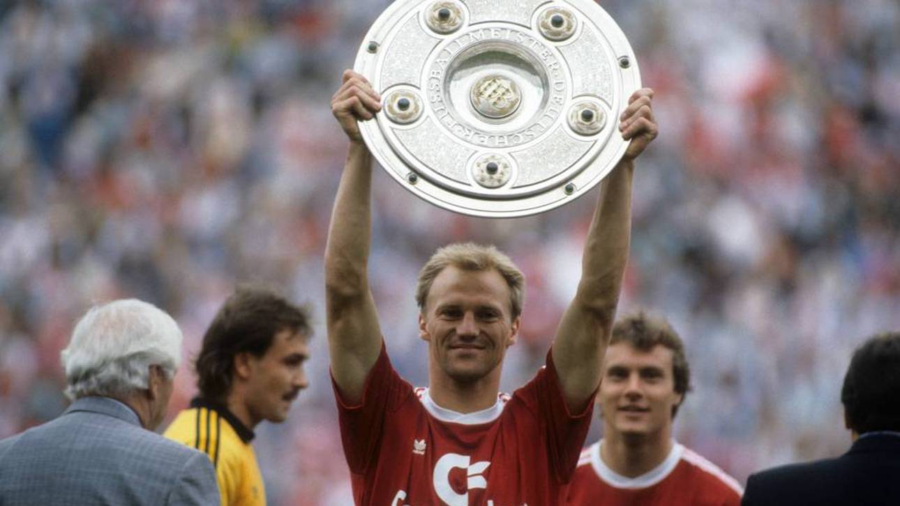 Hansi Pflügler mit der Meisterschale 1989 - im Hintergrund: Raimond Aumann und Roland Grahammer