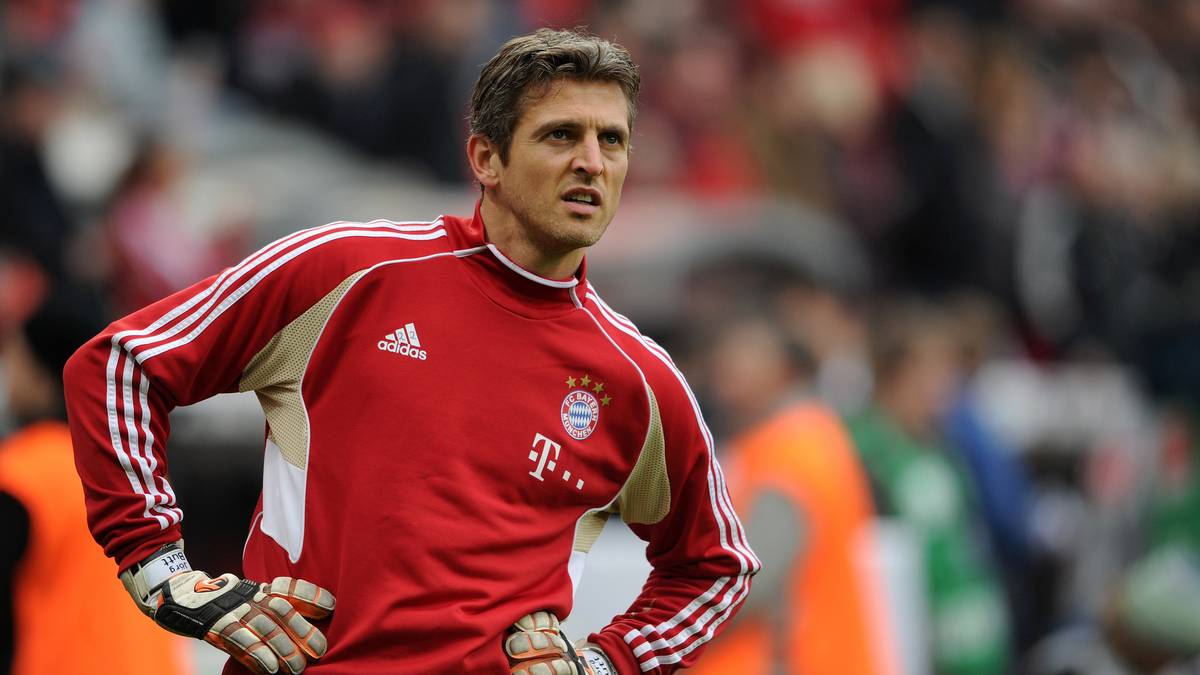 HANS JÖRG BUTT (STURM): Der Torwart, der schon zu aktiven Zeiten zahlreiche Elfmeter verwandelte, darf beim "Spiel der Legenden" gleich als Stürmer ran