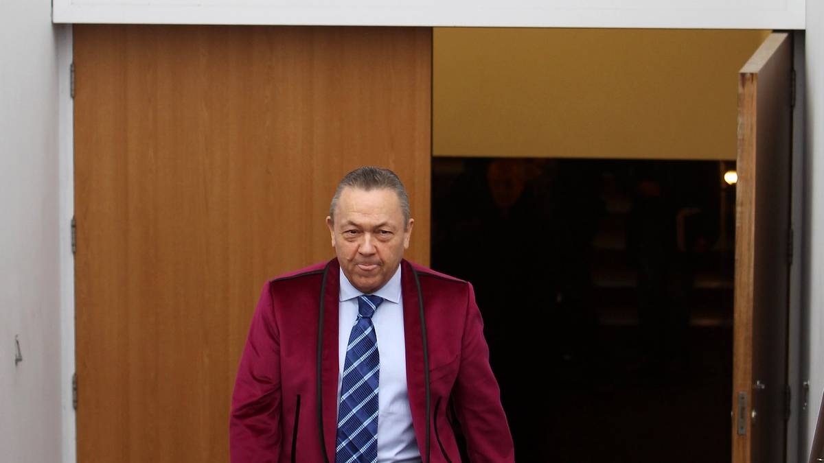 PLATZ 12: WEST HAM UNITED - PORNOMILLIARDÄR: "Living off immoral earnings", ein Vergehen, das es so wohl nur in England geben kann. 1982 wurde David Sullivan verknackt, weil er zu viel Geld im Porno-Geschäft verdient hatte. In den Siebzigern machte der Fotograf ein Vermögen mit dem Verkauf von erotischen Bildern, der Produktion von billigen Pornofilmen und einem kleinen Sex-Shop-Imperium. Nachdem er 71 Tage in Haft verbracht hatte, machte er in Zeitungen, kaufte die Daily Sport und wurde schließlich sogar zum Milliardär. Nachdem Sullivan von 1993 bis 2009 Eigentümer von Birmingham City gewesen war, erfüllte er sich zusammen mit seinem ewigen Partner David Gould einen Kindheitstraum und kaufte sich seinen Herzensklub West Ham United