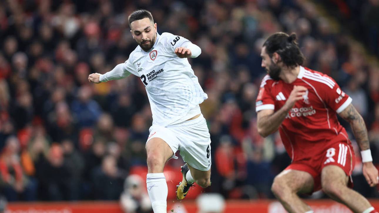 Dominik Szoboszlai (r.) vertändelte den Ball - Adam Phillips (l.) war zur Stelle