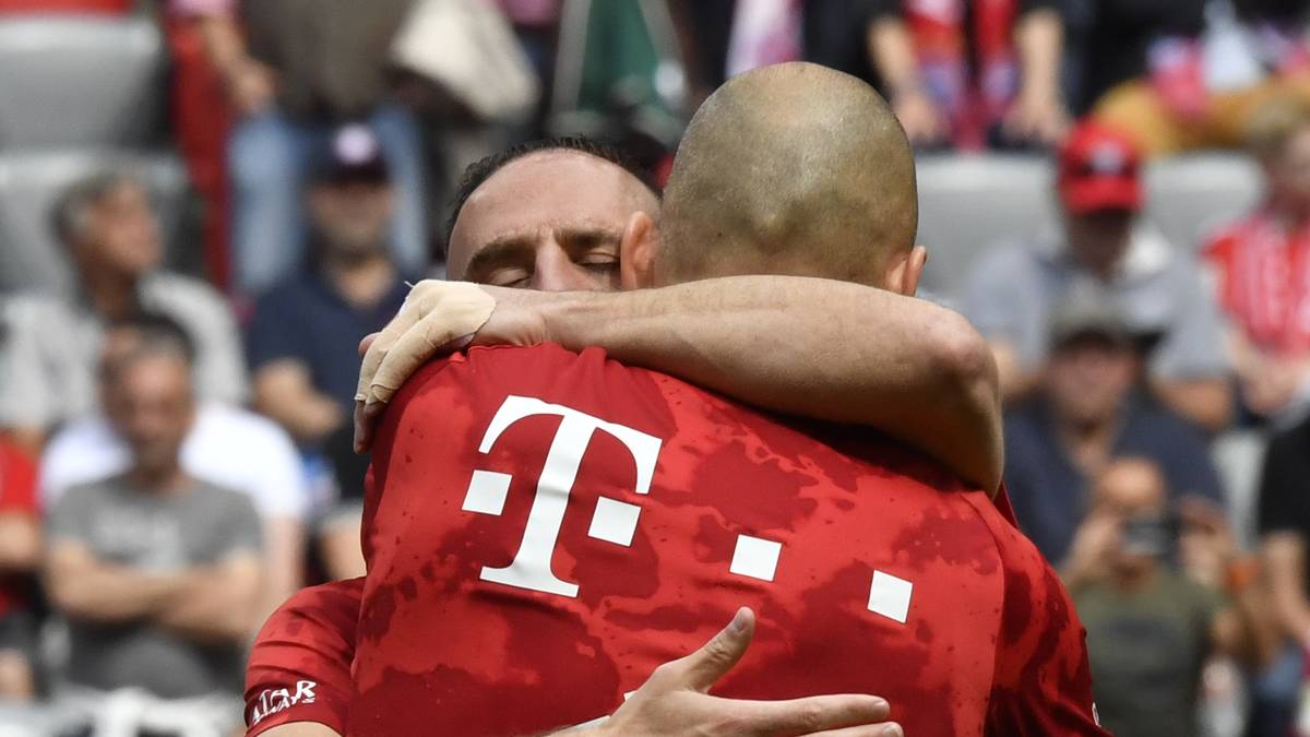 Wenig später liegen sich Robbery in den Armen. Beide sind sichtlich angefasst. Mehrere Mitspieler klatschen mit den Oldies ab