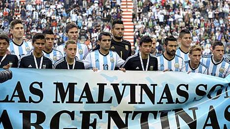 Spieler Argentiniens entrollten ein Banner mit der Aufschrift: "Die Falklandinseln gehören zu Argentinien"