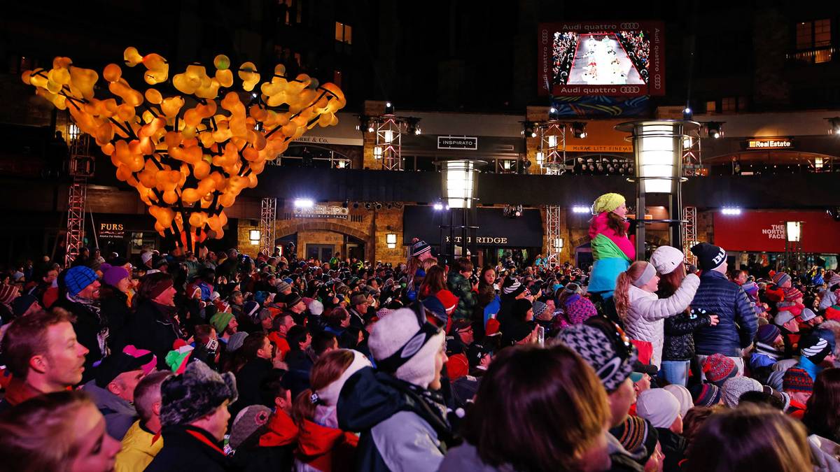 Die Alpine Ski-WM 2015 ist eröffnet. Die Fans in Vail/Colorado fiebern auf der Solaris-Plaza der Zeremonie entgegen