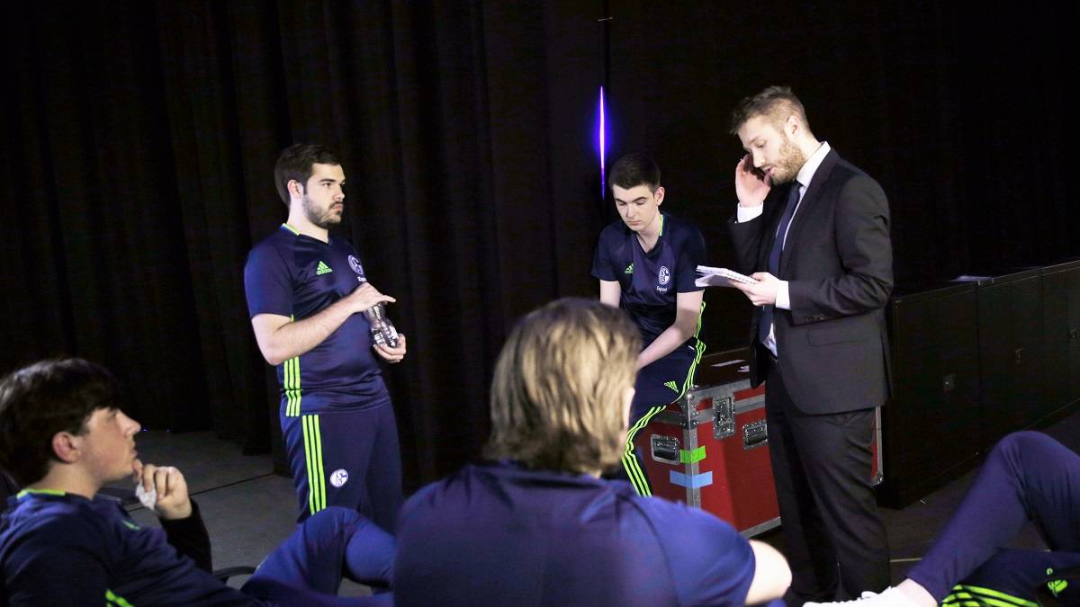 Das Team des FC Schalke 04 hatte nach der Pleite im ersten Spiel gegen H2k-Gaming viel zu besprechen...