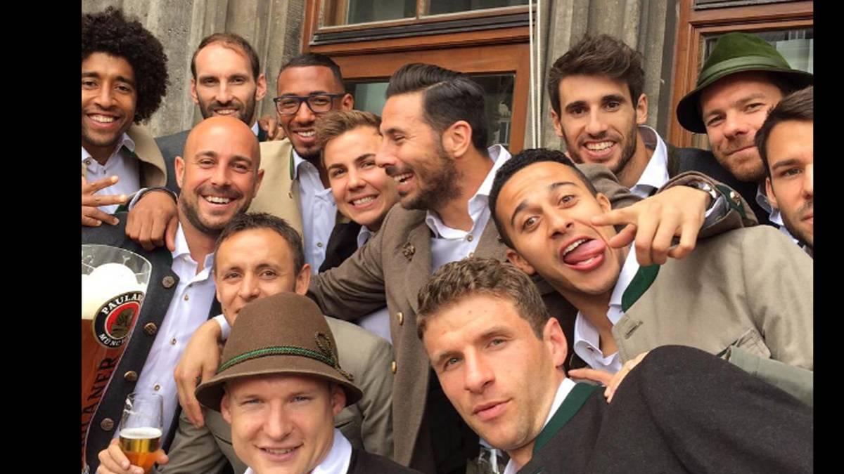 Anschließend landen natürlich zig Bilder auf den sozialen Kanälen der FCB-Profis - wie dieser Eintrag von Jerome Boateng bei Twitter zeigt