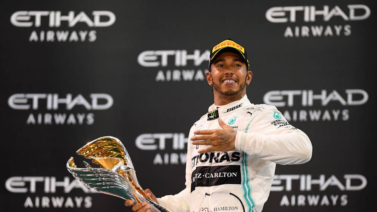 LA STAMPA: "Hamilton erteilt den jungen Piloten Fahrstunden. Ferrari hat in Abu Dhabi bisher nie besonders viel Glück gehabt und setzt die Reihe schmerzhafter Fehler in diesem Jahr fort. Für Vettel bleibt der einzig positive Aspekt in diesem schwarzen 2019 die Geburt seines dritten Kindes"