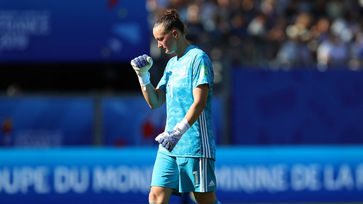 ALMUTH SCHULT: Wurde nicht ernsthaft gefordert, weil die Vorderleute vor ihr alles wegräumten. Fing aber jede Flanke und jeden Versuch des Gegners souverän ab und bemühte sich immer in der schnellen Spieleröffnung. SPORT1-Note: 2,0