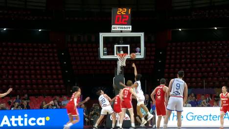 Aufregung bei der Basketball-EM der Frauen. Ein klarer Korb wird nicht gegeben und dann streikt auch noch die Technik.