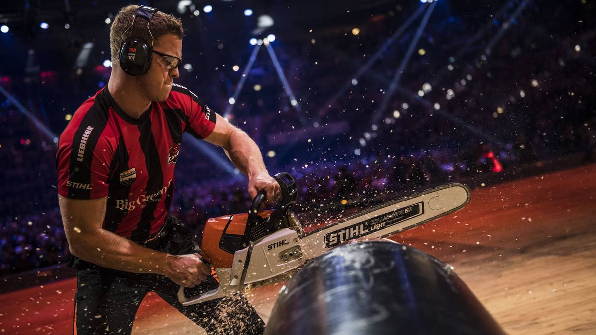 STIRLING HART: Der professionelle Holzkletterer aus North Vancouver, Kanada, ist der Holzsport-Allrounder im Wettbewerb. Er gewann viermal die Weltmeisterschaft im Holzklettern, hält drei Weltrekorde in diesem Sport und passt seine Fähigkeiten erfolgreich an die Stihl TIMBERSPORTS® Serie an: Bei der Weltmeisterschaft 2016 stellte er den aktuellen Weltrekord auf dem Springboard auf (35,67 Sek.)