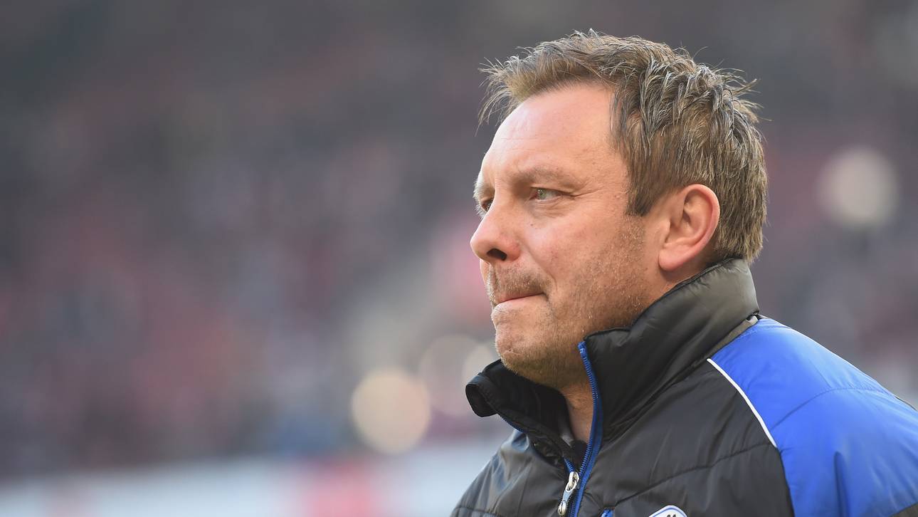 Andre Breitenreiter vom SC Paderborn guckt