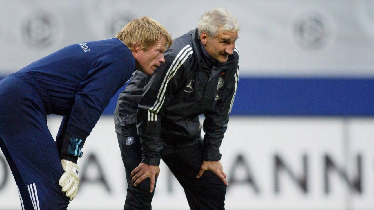 Fussball: EM Qualifikation 2003, DFB Team/Training Unter Rudi Völler (r.) war Oliver Kahn die unumstrittene Nummer Eins im DFB-Tor