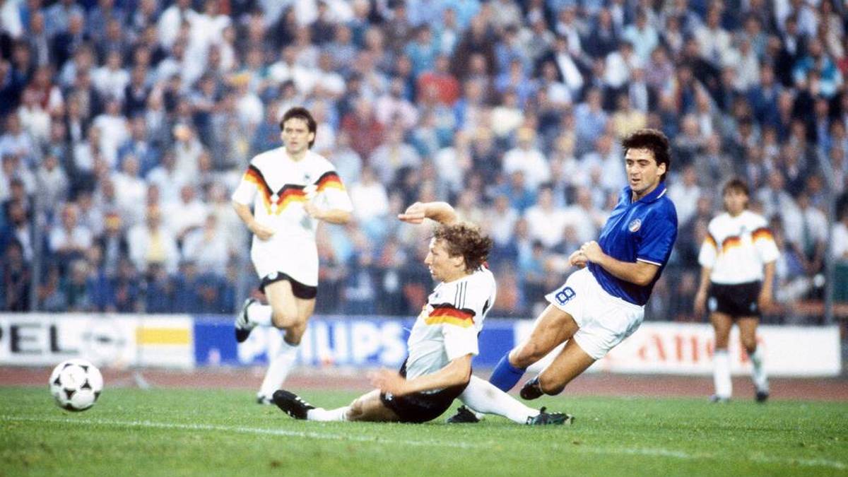 Roberto Mancini (R) 1988 in einem Länderspiel gegen Deutschland