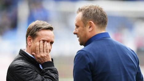 Andre Breitenreiter (links) und Horst Held verabschieden sich von den Schalke-Fans