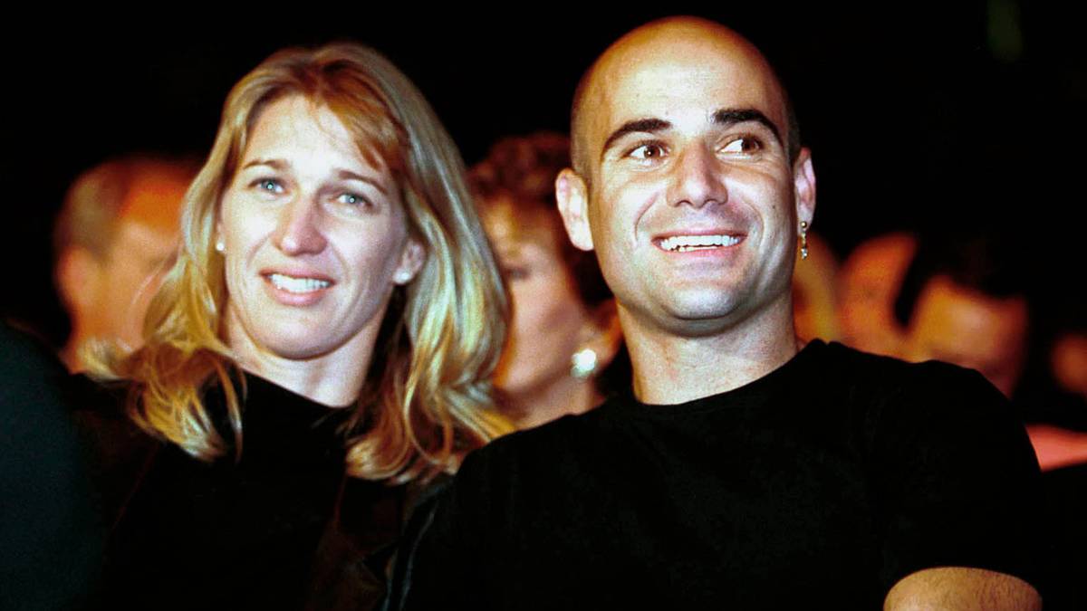PLATZ 10: ANDRE AGASSI (8 GS-Siege) - Als einer von nur acht Spielern triumphiert der US-Amerikaner bei allen vier Grand-Slam-Turnieren mindestens einmal. Insgesamt gewinnt er 60 Turniere, eine Olympia-Goldmedaille und ist mehr als 100 Wochen lang die Nummer eins. Der Paradiesvogel hat für viele den besten Return aller Zeiten - zumindest, bis Novak Djokovic kommt
