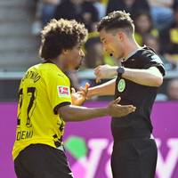 Borussia Dortmund sammelt in Mönchengladbach drei wichtige Zähler im Kampf um die Champions League. Trotz großer Rotation überzeugt der BVB mit Moral. Dennoch richten die Dortmunder Verantwortlichen klare Worte an einen Offensiv-Star.