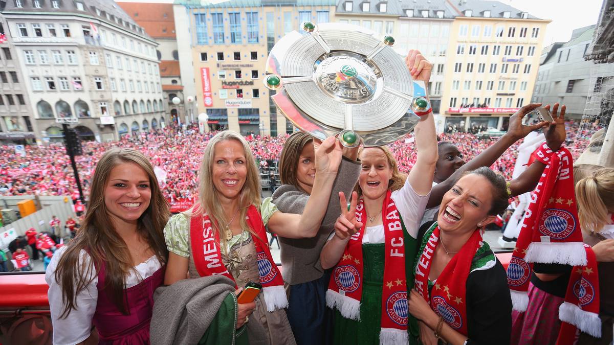 Auch Nationalspielerin Melanie Leupold (l.) genießt mit ihren Teamkolleginnen Ute von Stuckrad, Nora Holstad, Melanie Behringer und Raffaela Manieri den großen Moment. Für die Frauen ist es eine Premiere auf dem Rathaus-Balkon