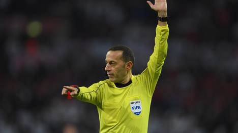 Referee Cüneyt Cakir pfeift das deutsche Spiel gegen Frankreich 